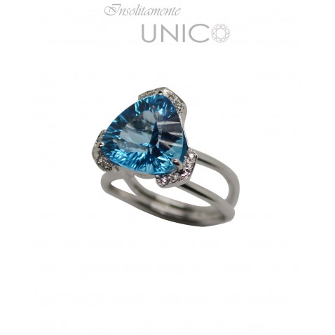 Anello in oro bianco con topazio azzurro e brillanti Anello in oro bianco con topazio azzurro e brillanti