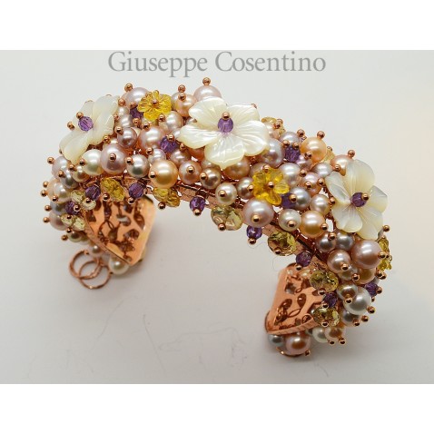 Bracciale in argento rosato con fiori di madreperla e quarzi