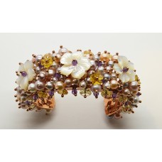 Bracciale in argento rosato con fiori di madreperla e quarzi