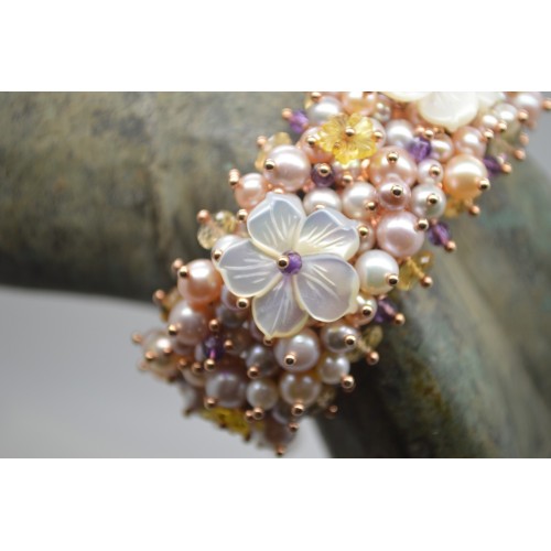 Bracciale in argento rosato con fiori di madreperla e quarzi