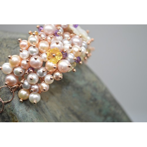 Bracciale in argento rosato con fiori di madreperla e quarzi