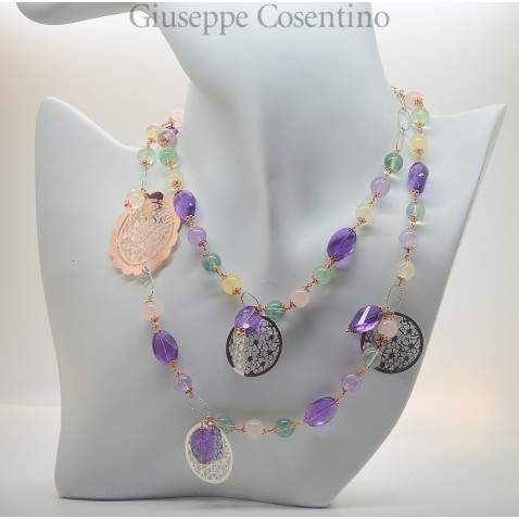 Collana in argento rosato e bianco con ametiste e quarzi colorati Collana in argento rosato e bianco con ametiste e quarzi colorati