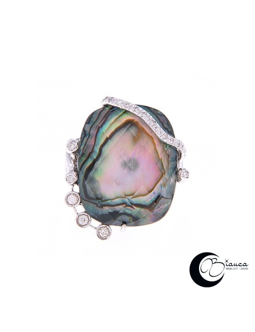 Gold ring with pearl and diamonds
