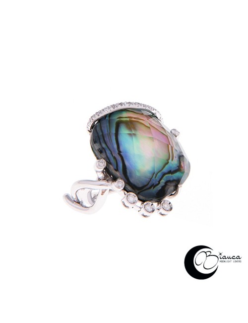 Gold ring with pearl and diamonds