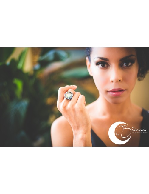 Gold ring with pearl and diamonds