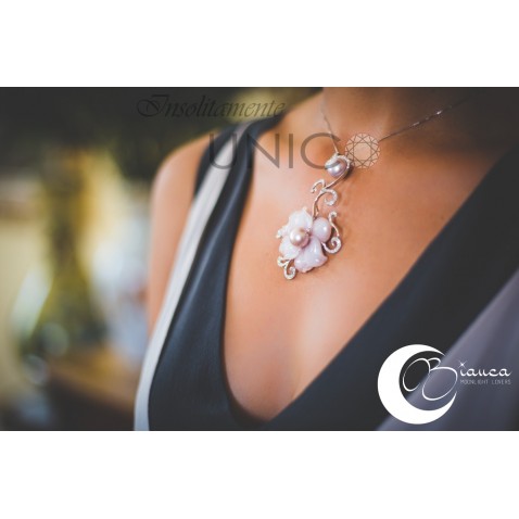 Pendant with flower and pearls Pendant with flower and pearls