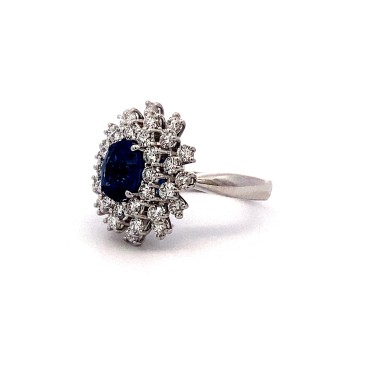 Anello con Zaffiro Ovale 1,55 ct e Diamanti 1,20 ct in Oro Bianco 18K