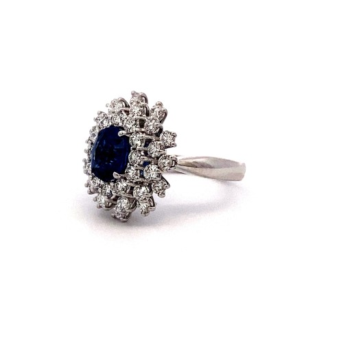 Anello con Zaffiro Naturale Ovale Royal Blue e Diamanti Naturali in Oro Bianco 18K