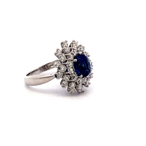 Anello con Zaffiro Naturale Ovale Royal Blue e Diamanti Naturali in Oro Bianco 18K