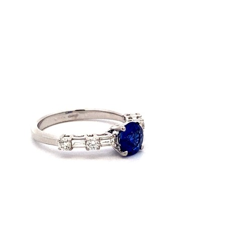Anello con Zaffiro Naturale Rotondo e Diamanti in Oro Bianco 18K