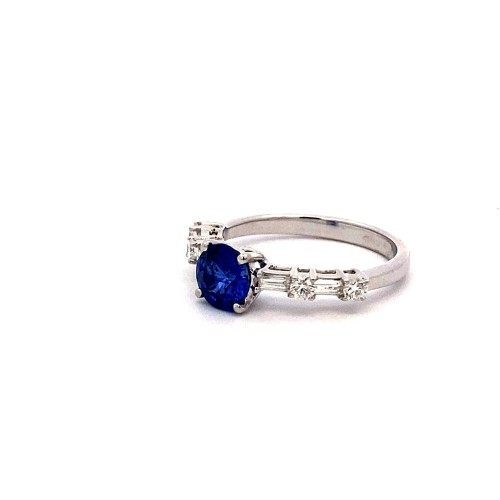 Anello con Zaffiro Naturale Rotondo e Diamanti in Oro Bianco 18K