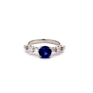 Anello con Zaffiro Naturale, Royal Blue, Rotondo e Diamanti in Oro Bianco 18K