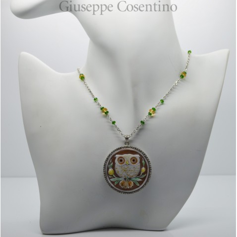 Collier in argento bianco 925 millesimi con gufo inciso su cammeo sardonico Collier in argento bianco 925 millesimi con gufo inciso su cammeo sardonico