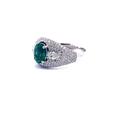 Anello con Smeraldo Ovale e Diamanti in Oro Bianco - Eleganza e Raffin