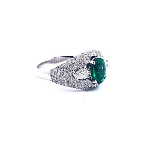 Anello con Smeraldo Ovale e Diamanti in Oro Bianco