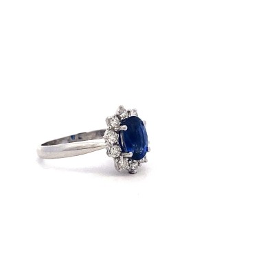 Anello Classico con Zaffiro Ovale Royal Blue e Diamanti Naturali in Oro Bianco