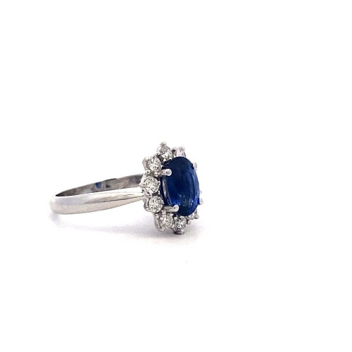 Anello Classico con Zaffiro Ovale Royal Blue e Diamanti Naturali in Oro Bianco
