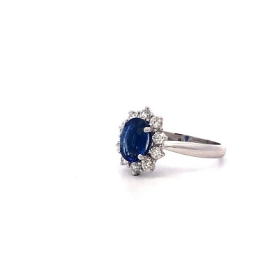 Anello Classico con Zaffiro Ovale Royal Blue e Diamanti Naturali in Oro Bianco