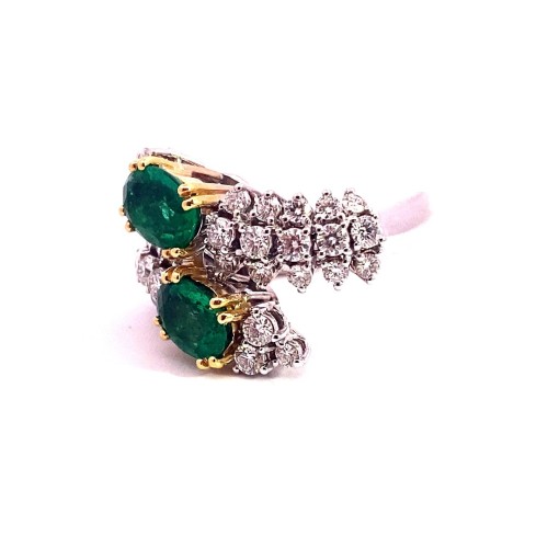Anello Contrarié con Smeraldi Naturali e Diamanti in Oro Bianco