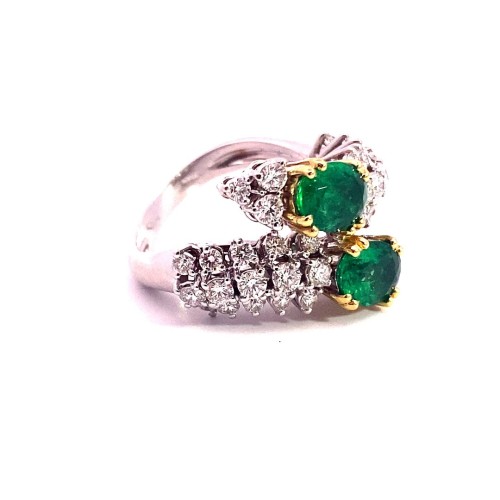 Anello Contrarié con Smeraldi Naturali e Diamanti in Oro Bianco