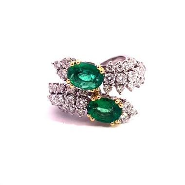 Anello Contrarié con Smeraldi Naturali e Diamanti in Oro Bianco