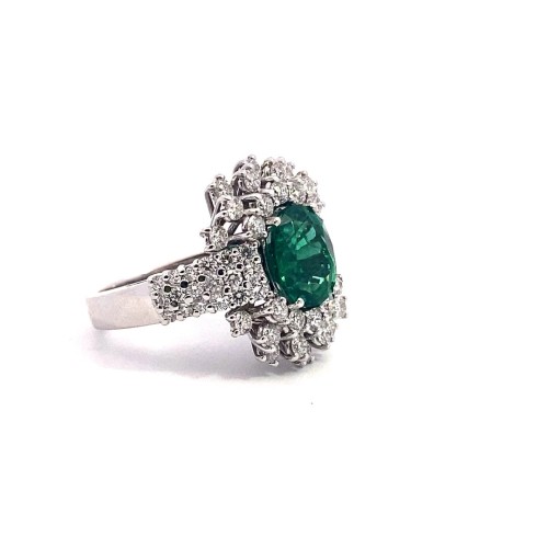 Anello con Smeraldo Ovale Naturale e Diamanti in Oro Bianco 18 Carati