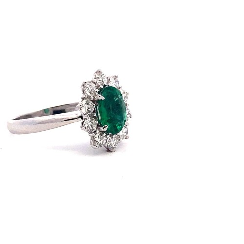 Anello con Smeraldo Ovale e Diamanti Naturali in Oro Bianco