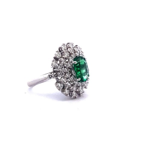 Anello con Smeraldo Ovale e Diamanti Naturali in Oro Bianco
