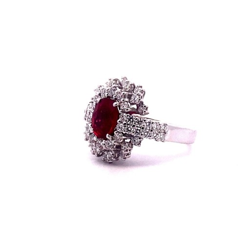 Anello con Rubino Ovale Certificato e Diamanti in Oro Bianco