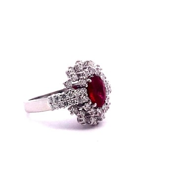 Anello con Rubino Ovale Certificato e Diamanti in Oro Bianco