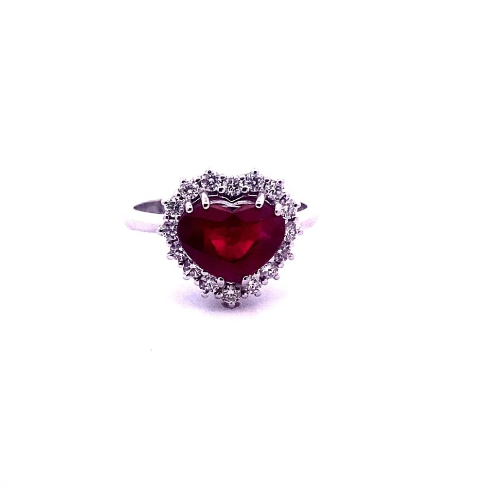 Anello con Rubino a Cuore Naturale e Diamanti in Oro Bianco
