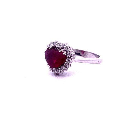 Anello con Rubino a Cuore Naturale e Diamanti in Oro Bianco