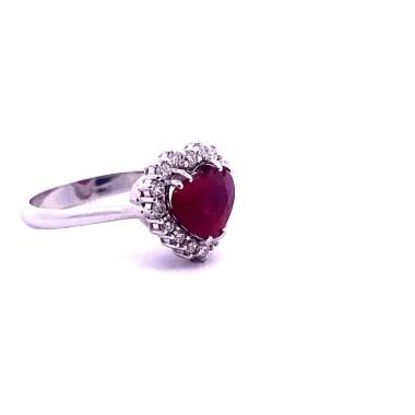 Anello con Rubino Cuore Naturale e Diamanti in Oro Bianco