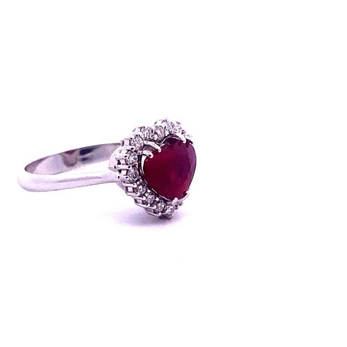 Anello con Rubino a Cuore Naturale e Diamanti in Oro Bianco