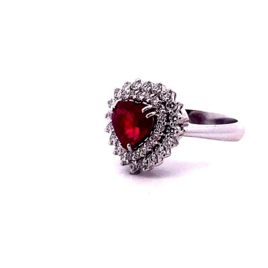 Anello con Rubino Cuore Naturale e Diamanti in Oro Bianco