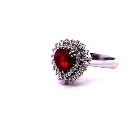 Anello con Rubino a Cuore Naturale e Diamanti in Oro Bianco
