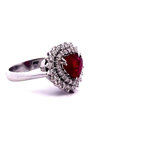 Anello con Rubino a Cuore Naturale e Diamanti in Oro Bianco