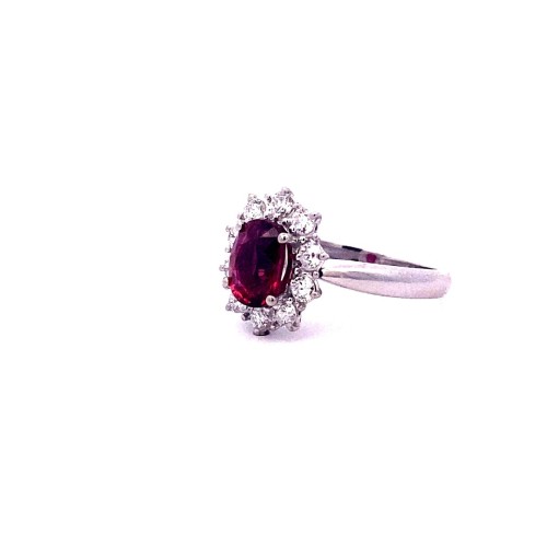 Anello con Rubino Naturale Ovale e Diamanti in Oro Bianco