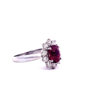 Anello con Rubino Ovale e Diamanti in Oro Bianco