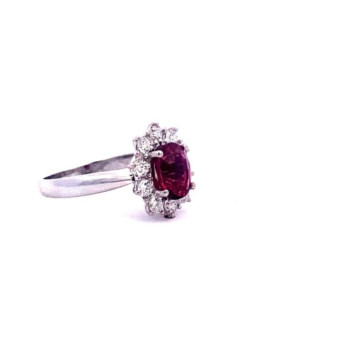 Anello con Rubino Naturale Ovale e Diamanti in Oro Bianco