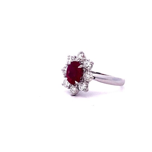 Anello Classico con Rubino Naturale Ovale Certificato e Diamanti in Oro Bianco