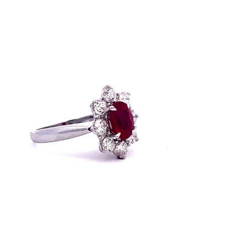 Anello Classico con Rubino Naturale Ovale Certificato e Diamanti in Oro Bianco