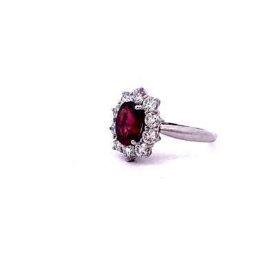 Anello con Rubino Ovale Certificato e Diamanti Naturali in Oro Bianco