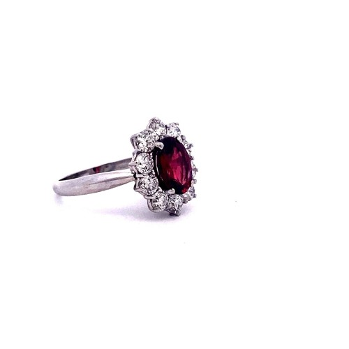 Anello Classico con Rubino Naturale Ovale Certificato e Diamanti in Oro Bianco