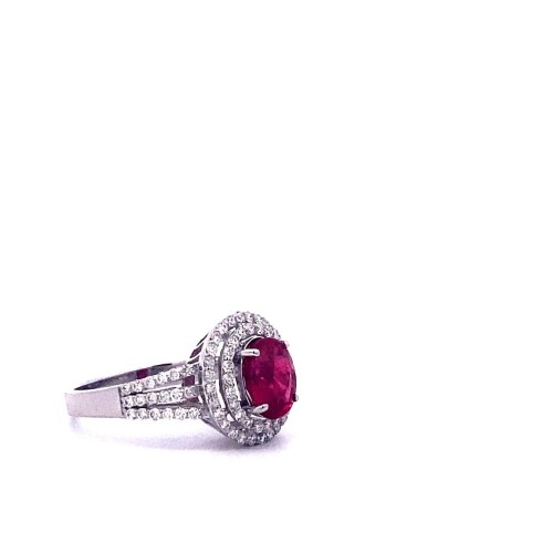 Anello con Rubino Ovale e Diamanti in Oro Bianco