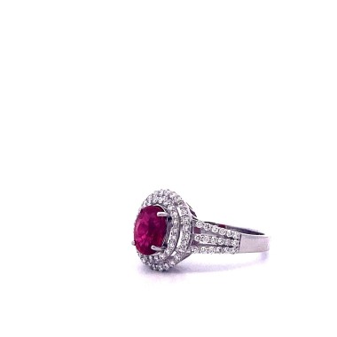 Anello con Rubino Ovale e Diamanti Naturali su Tre File in Oro Bianco