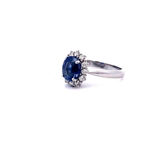 Anello con Zaffiro Ovale e Giro di Diamanti in Oro Bianco