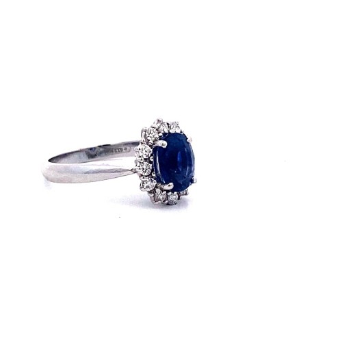 Anello con Zaffiro Ovale e Giro di Diamanti in Oro Bianco