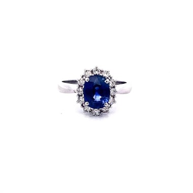 Anello con Zaffiro Ovale e Giro di Diamanti in Oro Bianco
