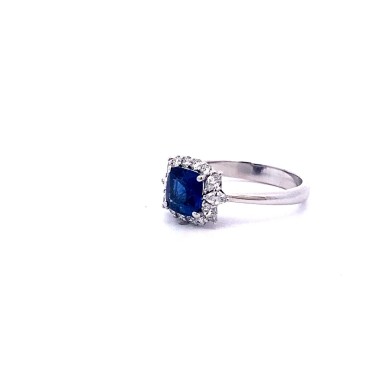 Anello con Zaffiro Royal Blue Cushion 1,61 ct e Diamanti in Oro 18k